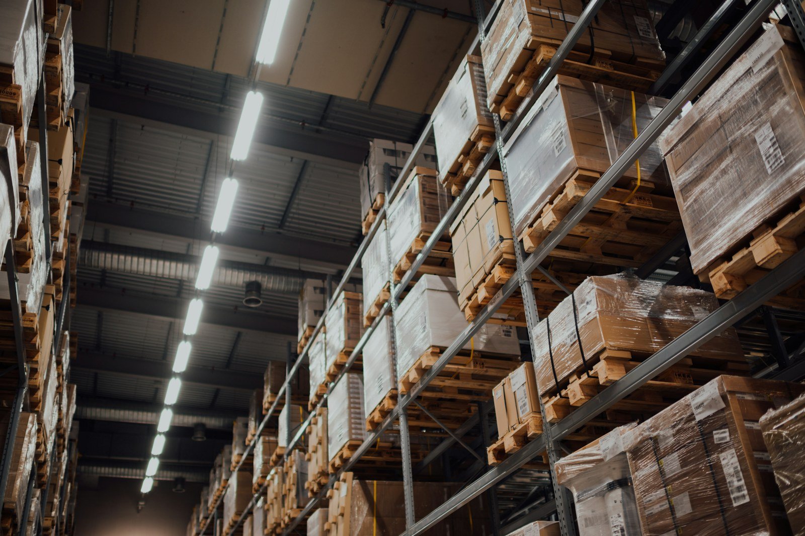Rayonnages et palettes dans un entrepôt logistique